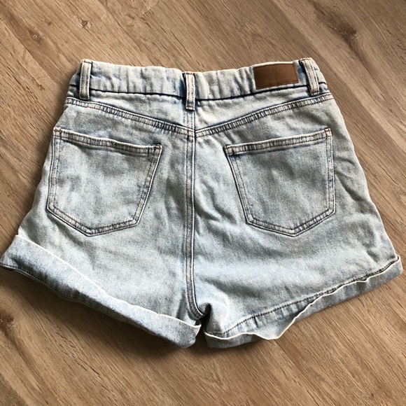 Bluenotes Curvy Stretch Mom Shorts - Picture 2 of 4